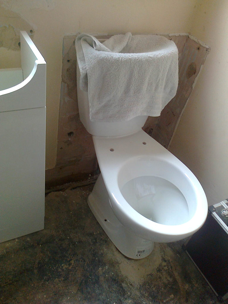 Twyford Alcona Close Coupled WC Pan And Cistern 640 Bottom Outlet