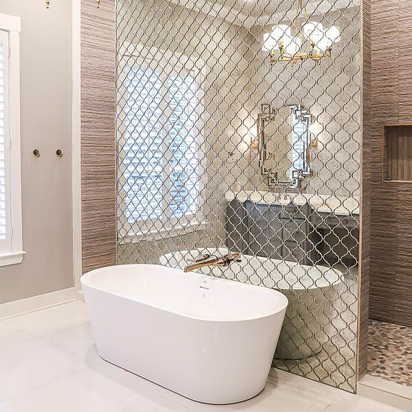 Mirrored tiles Behind Bath